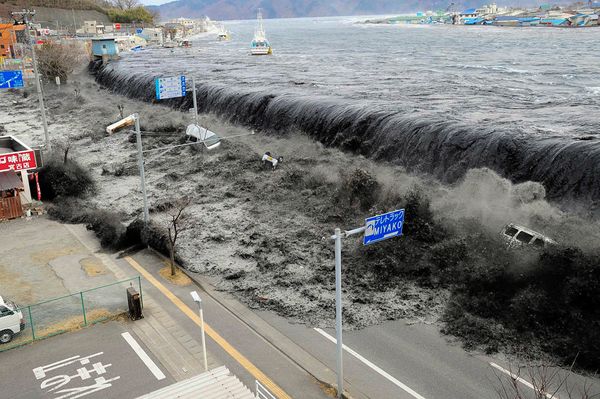 japan-earthquake-tsunami-nuclear-unforgettable-pictures-wave_33291_600x450