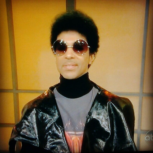 Check-Out-Prince-Wearing-His-Natural-Hair-AFRO-On-The-Set-Of-The-View-2