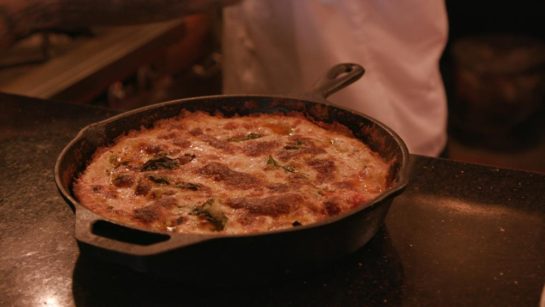 daily-vice-chicago-deep-dish-pizza-1464185347