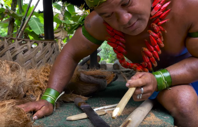 starting-fire-by-rubbing-sticks-tutorial-survival